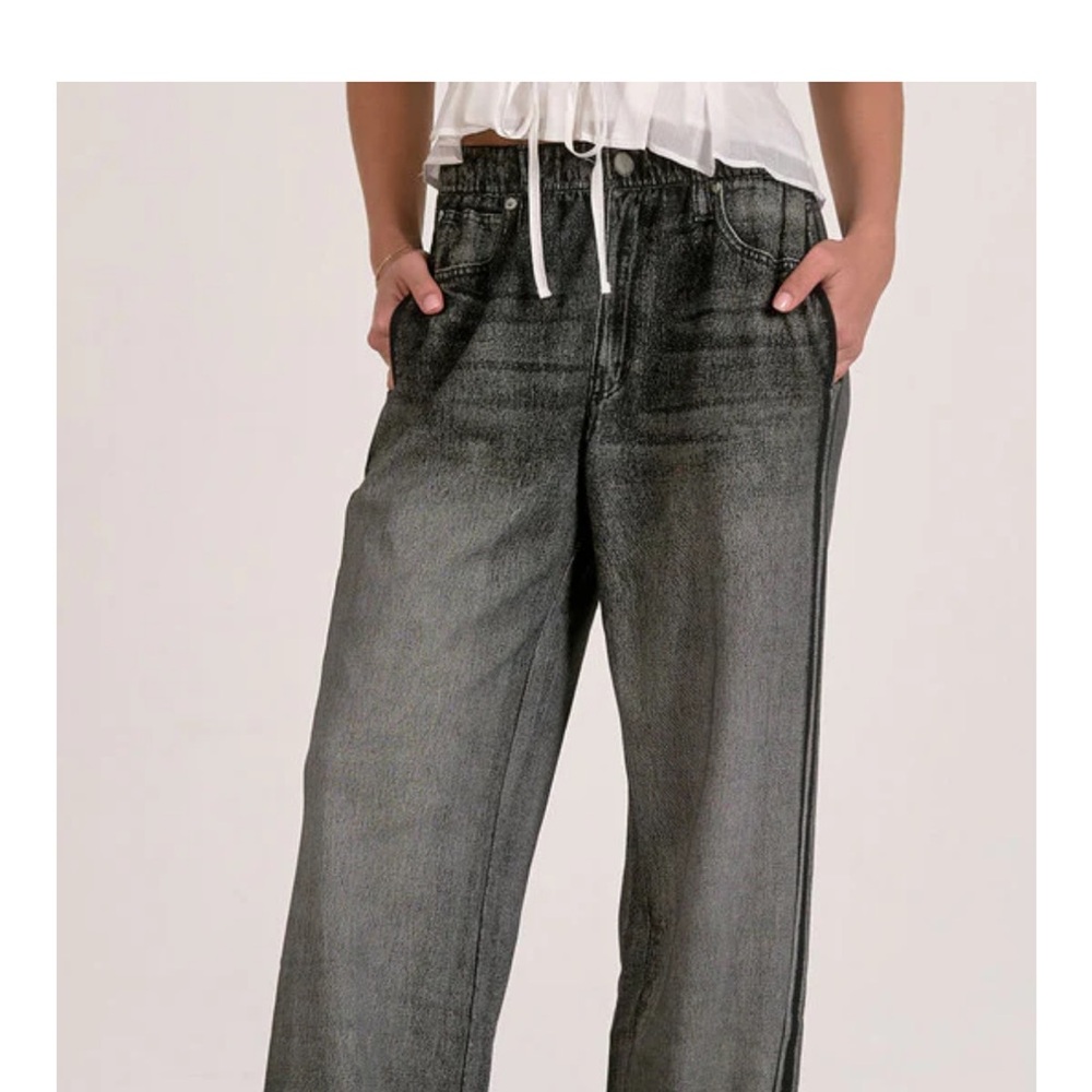 Jojo Denim Track Sweatpant
jeans